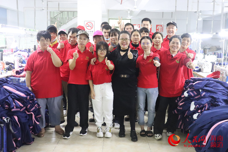 李王花與廠里部分員工開心合影。受訪人供圖.jpg