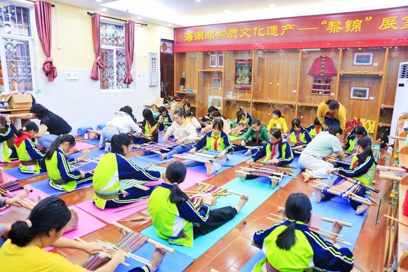 黎錦課程上，數十名學生席地而坐學習織錦。紅塘小學供圖