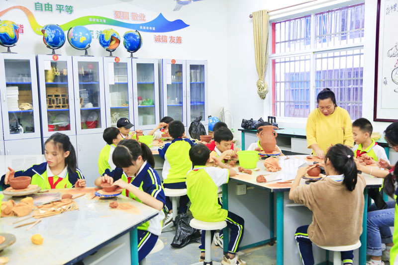 在老師的指導下，學生們正用心制作著黎陶。紅塘小學供圖