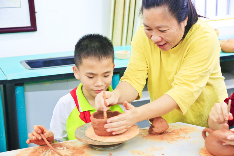 老師正在指導學生制作黎陶。紅塘小學供圖