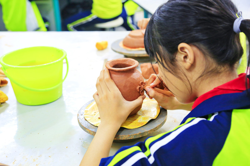 學生正在制作黎陶圖案。紅塘小學供圖
